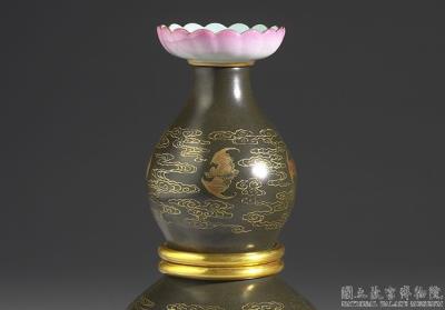 图片[2]-Revolving gourd-shaped vase with tealeaf colour and gold flower in yangcai painted enamels, Qianlong reign (1736-1795), Qing dynasty-China Archive